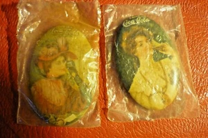 ZWEI 1973 THE COCA-COLA CO. HANDTASCHE GELDBÖRSE OVAL SPIEGEL NEU IN TASCHE - Bild 1 von 4