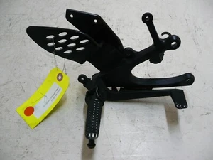 YAMAHA 04 05 YZF R1 1000 RIGHT FRONT FOOT PEG BRACKET AND REAR BRAKE PEDAL OEM - Imagen 1 de 11