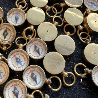 Mini brújula vintage hecha a mano de latón coleccionable regalo lote de 100 piezas Foto 1 de 3
