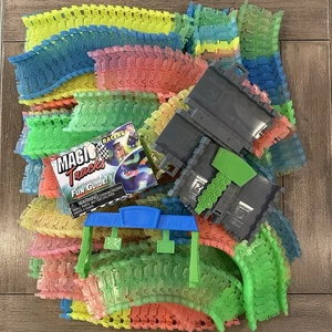 Magic Tracks Lote de 620+ Piezas de Más de 31 Pies Inicio Pista y Libro Brilla en la Oscuridad - Imagen 1 de 7