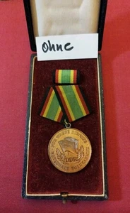 Antigua medalla RDA por servicios fieles en el NVA sin emblema en bronce con número  - Imagen 1 de 5