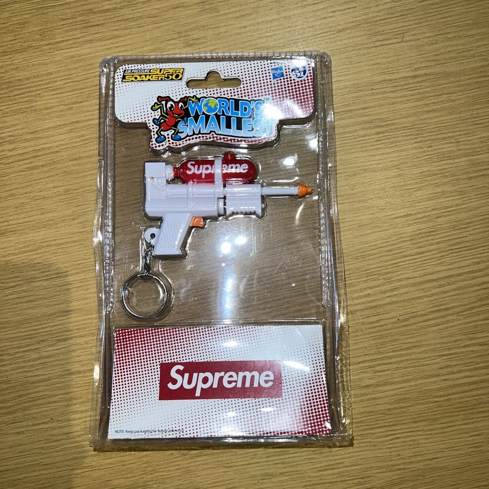 NUEVO Llavero Supreme World's Smallest Super Soaker 50 Water Blaster SS19 Nuevo en Paquete Foto 1 de 2