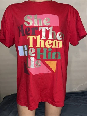 Camiseta Pronombre Género L Para Hombre Grande Roja 60% Algodón Trans LGBTQ+ Pride Target Foto 1 de 4