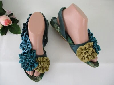 Sandalias planas Irregular Choice D'Orsay talla Tela y cuero con 8 volantes Foto 1 de 4