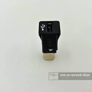 BMW USB Socket Port 1 3 5 6 7 X5 X6 Z4 E90 E91 E60 E61 OEM 9237656 - Picture 1 of 8