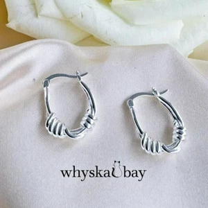 Mini Twist Silver Earrings: 18K White Gold Elegance - Imagen 1 de 3