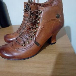 Hush Puppies Tan Leather Victorian Style Ankle Boots Size 7
