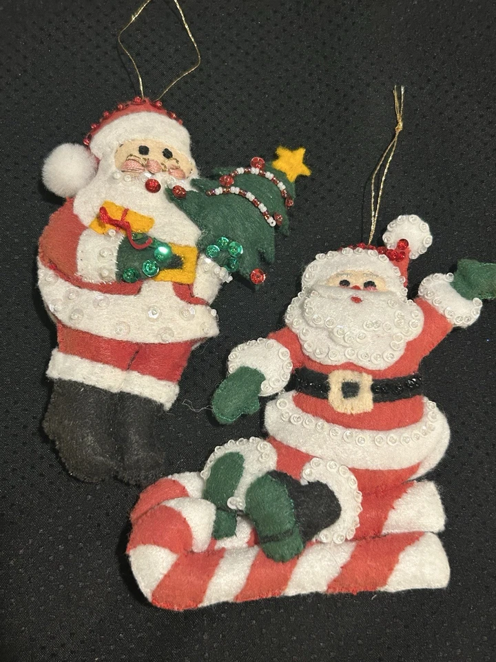 De Colección MCM Fieltro Lentejuelas SANTA Hecho a Mano Adornos de Navidad Conjunto de 2 Trineo y Árbol Foto 1 de 4