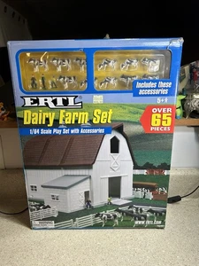 Tomy Ertl 12279 Juego Granja Lechera Escala 1/64 Juego con Accesorios NUEVO VINTAGE - Imagen 1 de 11