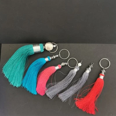 Envoi OFFERT - NEUF - Lot de 6 grands Pompons en Soie - 12 à 16cm - DIY - Photo 1/4