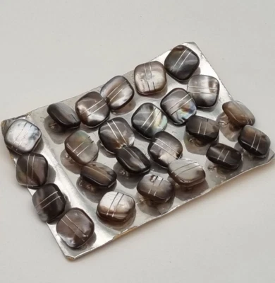 Grauer Perlmutt Ösen-Knopf 15 mm Metall Intarsie / Mother-of-Pearl Button D32 - Bild 1 von 3