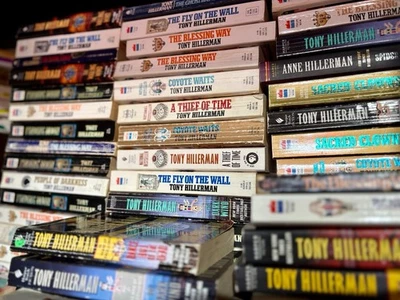 Tony Hillerman LEAPHORN CHEE Серия Книг в мягкой обложке - Вы ВЫБИРАЕТЕ - Покупайте и Экономьте! - Изображение 1 из 4