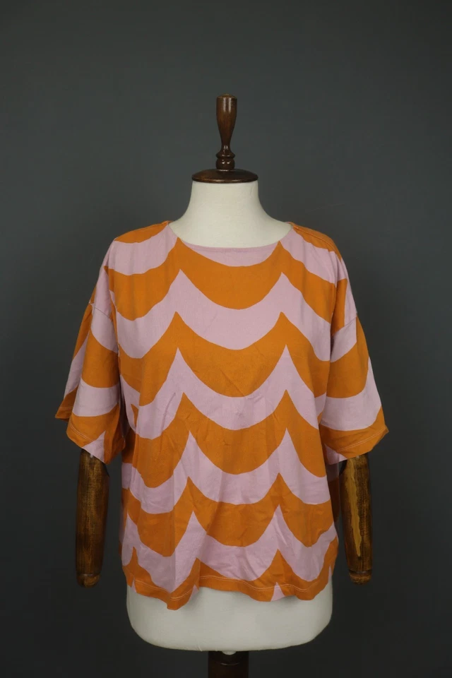 Camiseta Pullover Cuello Redondo Estampado Ondas Naranja Rosa Marimekko X Uniqlo Talla XL Foto 1 de 4