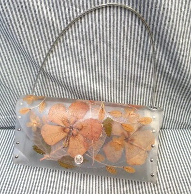 BOLSO DE MANO BOHO VINTAGE TRANSLÚCIDO CON FLORES PRENSADAS REALES BAGUETTE Foto 1 de 4