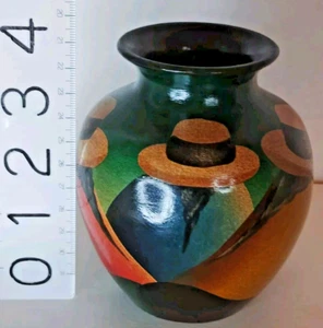 Peruanische Volkskunst Keramik 4,25" Vase handbemalt Menschen Hüte signiert G Mokit - Bild 1 von 7