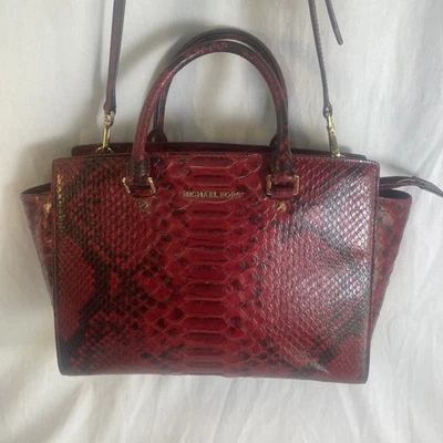Bolsa satchel Michael Kors Selma couro vermelho píton em relevo alças duplas grande - Imagem 1 de 4