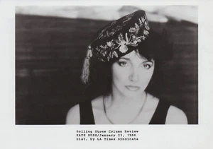 1986 Foto de prensa cantante de rock Kate Bush modela sombrero de mujer - Imagen 1 de 2