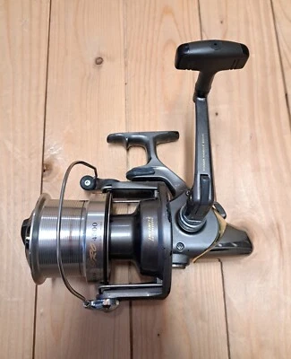 Rolle 2: Daiwa Emblem Pro 4500 Karpfenrolle Angelrolle Carp TOP!! Karpfenfischen - Bild 1 von 4