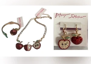 BETSEY JOHNSON SET Apple & Worm Hinged Bracelet, 3 Apple Necklace & Earrings NWT - Bild 1 von 14