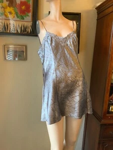 Negligee satinado plateado/gris Victoria's Secret con diseño de sauce coño talla grande - Imagen 1 de 6