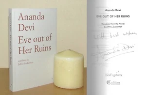 Ananda Devi - Eve out of Her Ruins - signiert - 1./1. (2016 PB First Edition) - Bild 1 von 4