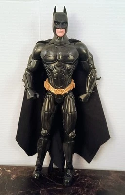 Figura de acción Batman Begins 14"/35 cm con capa DC Comics  Foto 1 de 3