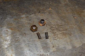 73-87 CHEVY GMC NP205 Fork detent bolt and spring, each- K5 K30 Np203 - Bild 1 von 2