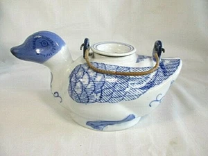 DUCK BIRD TEAPOT HANDLED BLUE WHITE PORCELAIN KITCHEN DECOR - Picture 1 of 6