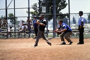 1976 Freunde spielen Baseball Hitter in der Schaukel Kodachrome Transparenz Folie - Bild 1 von 5