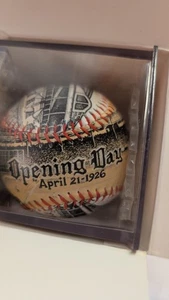 Unforgettaballs, serie Opening Day - 1926 Wrigley CUBS Souvenir Ball COA/SCATOLA - Foto 1 di 7
