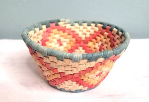 Cesta inferior plana enrollada con caña de paja tejida a mano Boho 5" pequeña vintage - Imagen 1 de 7