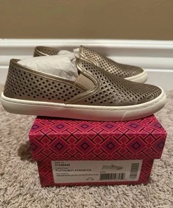 NUEVA Zapatilla Tory Burch Jesse Perforada Platino Metálica Seda Sin Cordones Talla 7.5 - Imagen 1 de 4