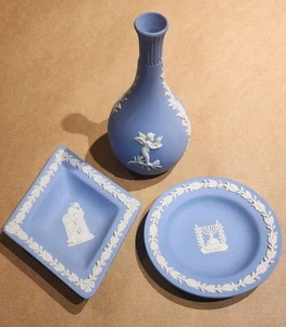 Wedgwood Blue Jasperware Lot: Bud Vase, Round Plate With Menorah, Diamond Plate - Picture 1 of 4