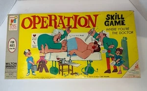 Vintage Milton Bradley 1965 Operation Geschicklichkeitsspiel Rauchen Arzt Figuren - NUR VERPACKUNG - Bild 1 von 11