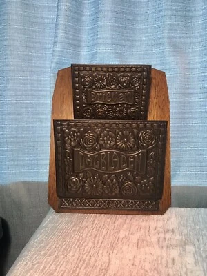 Старинный норвежский настенный держатель для писем на дереве с розами в рельефе - Изображение 1 из 4