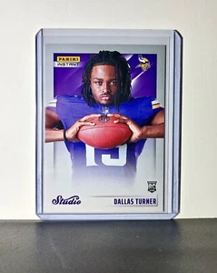 Dallas Turner 2024 Panini NFL #7 Card Minnesota Vikings Studio Rookies 1/1672 - Imagen 1 de 2