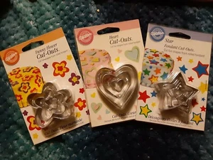 Wilton Mini Fondant Ausschnitte 3er Set Formen Herzen, Blumen, Sterne 2004 Y2k - Bild 1 von 5
