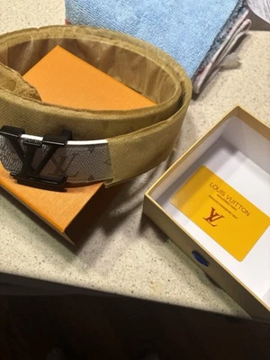 Louis Vuitton LV Inicial Cinturón Monograma Cuero para Hombre - Marrón (M9608) Foto 1 de 3