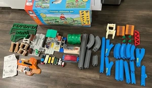 Tomy Toys R Us 2006 exclusivo Thomas Ultimate Set sistema de carretera y ferrocarril leer defecto - Imagen 1 de 20