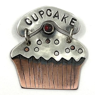 Винтажная булавка ручной работы Peggy Johnson «Cupcake» из чистого серебра и меди с гранатом.  - Изображение 1 из 3