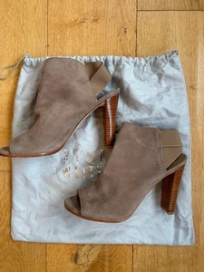 A chic pair of Stuart Weitzman heels - Picture 1 of 5