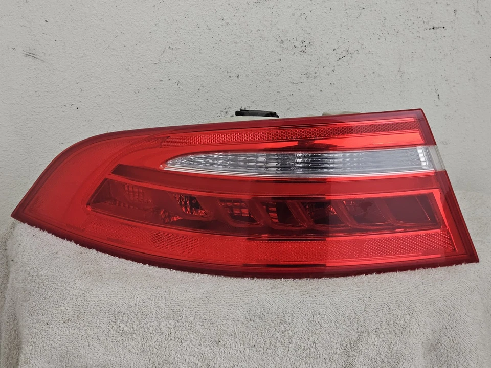 Conjunto de luz trasera izquierda Jaguar Xe 2017-2018 Foto 1 de 3