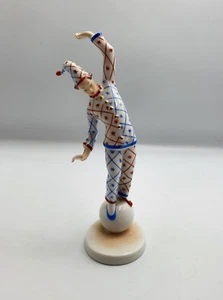 Vintage Harlequin Figurine Standing On Ball , Hungary Drasche Porcelain - Foto 1 di 12