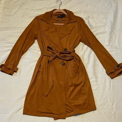 Gabardina Kendall & Kylie imitación gamuza naranja óxido con botones y corbata Foto 1 de 4