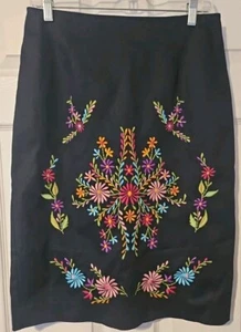 Karen Kane bestickter Bleistiftrock mit Blumenmuster schwarz Größe 10 Rückenschlitz Neu ohne Etikett - Bild 1 von 7