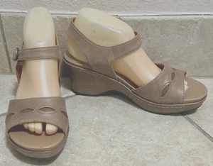 Ariat 'SANDY' satte hellbraune Leder-Sandalen mit Keilabsatz Fersenriemen ~ Größe 8,5B ~ neu ohne Karton - Bild 1 von 14