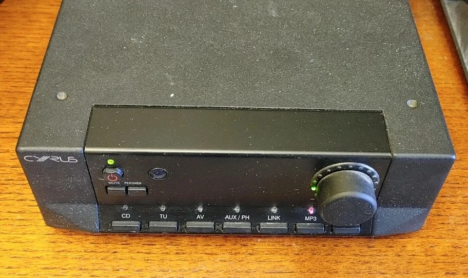 Cyrus 8vs Amplificatore Integrato + Telecomando funzionante MA LEGGI - Immagine 1 di 4