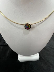 Remolino de esmalte cloisonné amarillo 14K con diapositiva/colgante de diamante de 1,3 mm y cadena - Imagen 1 de 10