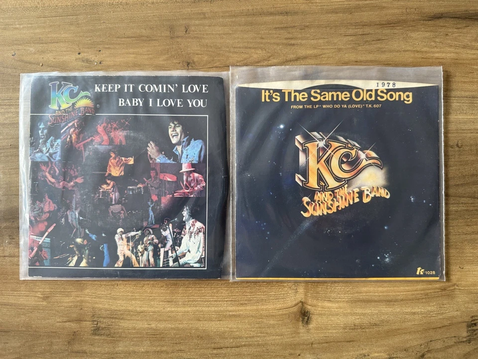 KC AND THE SUNSHINE BAND Lot Of 2 7” p/s Vinyl Records ‘ Keep It Com in’ Love’ - Image 1 of 1