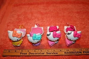 4 Stück Hello Kitty Spielzeug mit Armbändern & Haarspange innen - Bild 1 von 4